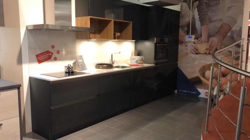 Keuken Franchetti lak lavazwart Superkeukens showroommodel T.E.A.B