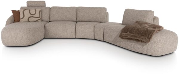 Merano hoekbank Xooon, uitgevoerd als Longchair links ronde arm - 1 zits zonder armen - triangel poef - triangel element met rug - ottoman, in stof Luton koper, standaard zitcomfort met armleuning A. Verkrijgbaar in diverse kleuren.